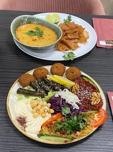 Falafel, hummus en linzensoep op tafel